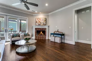 303 S Dooley St, Grapevine, TX 76051 - Photo 13