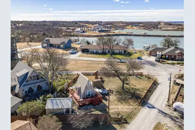 611 Elm Circle, Lake Bridgeport, TX 76426 - Photo 33