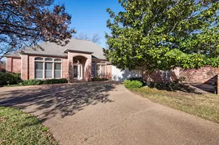 1014 Village Green Ct, Arlington, TX 76012 - Photo 1