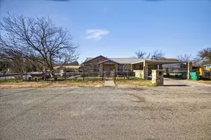 1310 N Estes St, Stephenville, TX 76401 - Photo 3