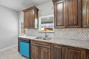 306 Lewis St, Cleburne, TX 76031 - Photo 5