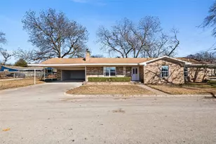 109 E Williams St, Bowie, TX 76230 - Photo 1