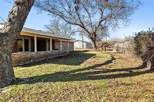 109 E Williams St, Bowie, TX 76230 - Photo 17