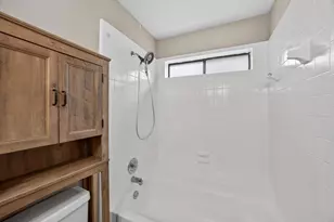 2803 Glen Hollow Cir, Arlington, TX 76016 - Photo 9