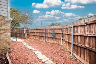 2724 Meadowstone Ct, Carrollton, TX 75006 - Photo 3