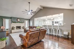 649 Christopher Ln, Burleson, TX 76028 - Photo 5