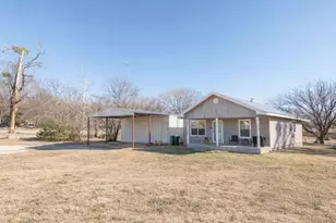 180 Trail Dr, Bowie, TX 76230 - Photo 3
