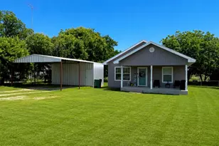 180 Trail Dr, Bowie, TX 76230 - Photo 1