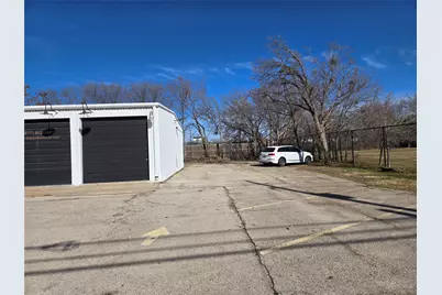 701 E Dallas Road, Grapevine, TX 76051 - Photo 3