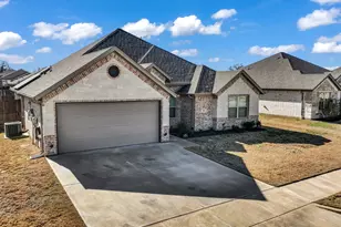 924 E 5th St, Springtown, TX 76082 - Photo 5