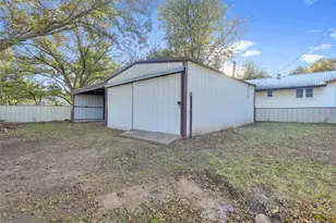 611 W College St, Jacksboro, TX 76458 - Photo 33