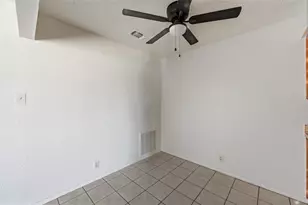 6833 S Creek Dr, Fort Worth, TX 76133 - Photo 5