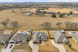 2824 Willow Ridge Cir, Granbury, TX 76049 - Photo 3