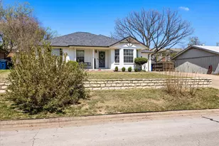 1709 W Doyle St, Granbury, TX 76048 - Photo 5