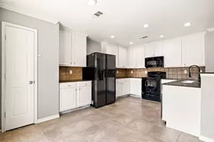 603 Sotogrande St, Grand Prairie, TX 75051 - Photo 9