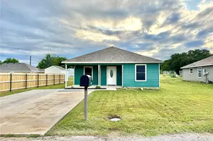 124 Oakwood St, Chico, TX 76431 - Photo 1