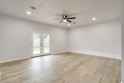 422 W Wilson Street, Cleburne, TX 76033 - Photo 17