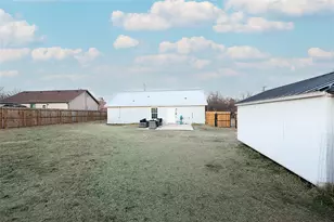 212 E Clay St, Bowie, TX 76230 - Photo 21