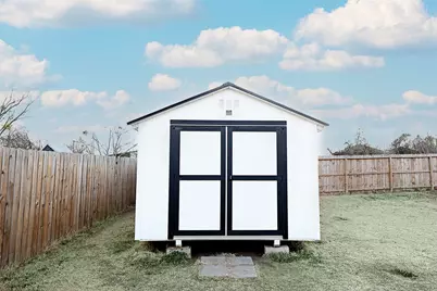 212 E Clay Street, Bowie, TX 76230 - Photo 19