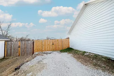 212 E Clay Street, Bowie, TX 76230 - Photo 3