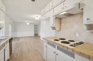 852 W Redbud Dr, Hurst, TX 76053 - Photo 13