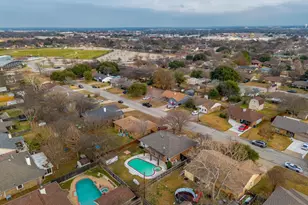 800 Crestview Dr, Burleson, TX 76028 - Photo 37