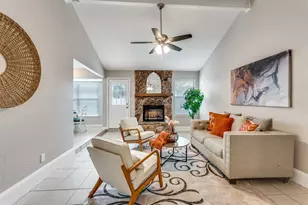 702 W Lynn Creek Dr, Arlington, TX 76001 - Photo 3