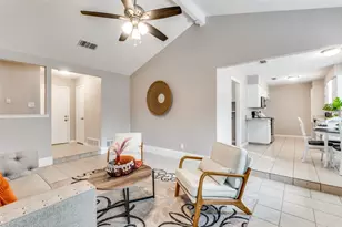 702 W Lynn Creek Dr, Arlington, TX 76001 - Photo 9