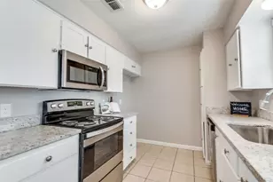 702 W Lynn Creek Dr, Arlington, TX 76001 - Photo 15