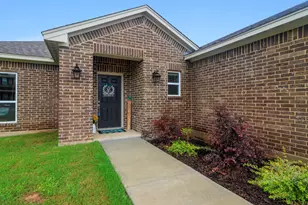 605 Madeline Ct, Azle, TX 76020 - Photo 3