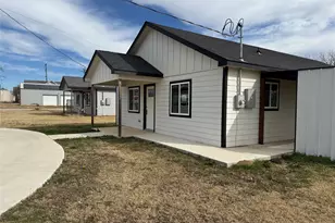 303 Ussery St, Bowie, TX 76230 - Photo 3