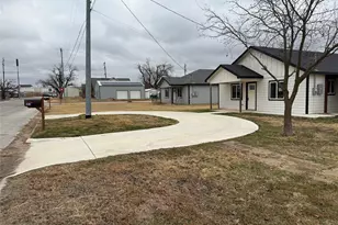 303 Ussery St, Bowie, TX 76230 - Photo 5