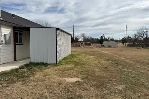 303 Ussery St, Bowie, TX 76230 - Photo 9