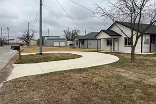 303 Ussery St, Bowie, TX 76230 - Photo 5