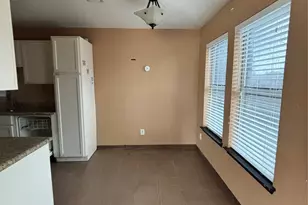 215 Los Angeles Dr, Glenn Heights, TX 75154 - Photo 3