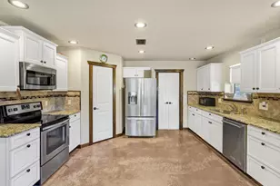 8489 Three Creek Ct, Granbury, TX 76049 - Photo 15