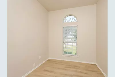 328 W Willow Creek Drive, Glenn Heights, TX 75154 - Photo 5