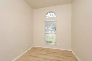 328 W Willow Creek Dr, Glenn Heights, TX 75154 - Photo 5