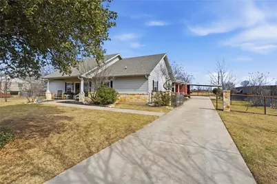 1130 N Lone Star Parkway, McGregor, TX 76657 - Photo 3