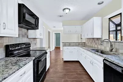 710 Cimarron Trail, Irving, TX 75063 - Photo 19