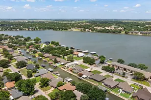 706 Tahiti Dr, Granbury, TX 76048 - Photo 1