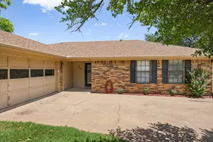 706 Tahiti Dr, Granbury, TX 76048 - Photo 5