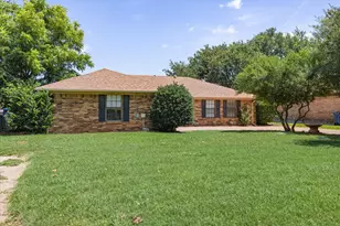 706 Tahiti Dr, Granbury, TX 76048 - Photo 3