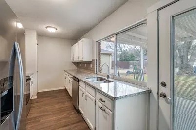 5220 Bartlett Drive, The Colony, TX 75056 - Photo 5