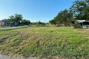 917 SE 13th Ave, Mineral Wells, TX 76067 - Photo 1