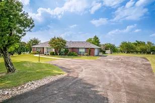 1917 Bentwater Pkwy, Granbury, TX 76049 - Photo 3