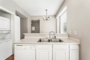 2002 N Fitzhugh Ave, Dallas, TX 75204 - Photo 3