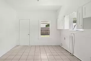 302 S Wood St, Cleburne, TX 76033 - Photo 11