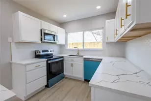 606 SE 10th St, Grand Prairie, TX 75051 - Photo 9