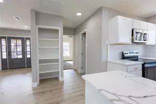 606 SE 10th St, Grand Prairie, TX 75051 - Photo 5